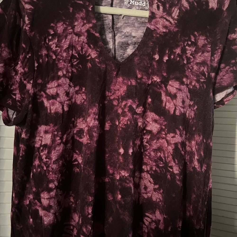 Mudd Women's Black and Purple Short Sleeve Tee